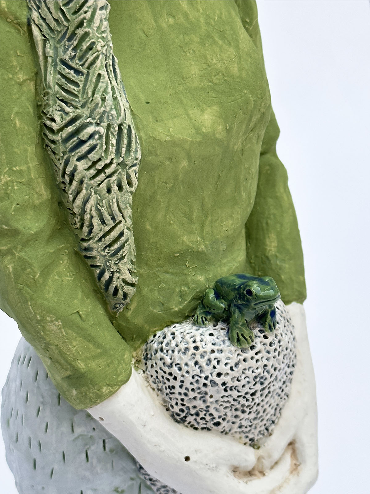 Jeune fille à la grenouille
